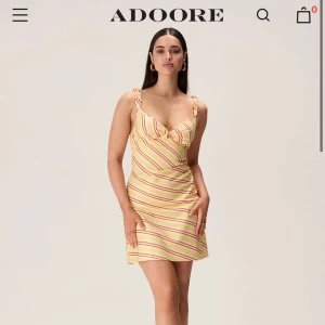 Adoore Nimes Mini Dress - Superfin gulranding satinklänning från Adoore. Perfekt till sommaren! Aldrig använd och har prislappen kvar💛 Nypris 1195 sek. Storlek S/36