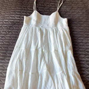 Vit klänning  - En superfin volangklänning, använd endast en gång.