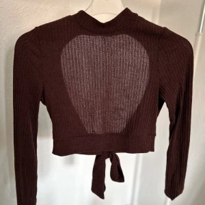 Brun crop top med öppen rygg - Aldrig använd