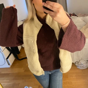 beige teddy väst  - super fin och trendig teddy väst från lindex, använd men är i fint skick🤍