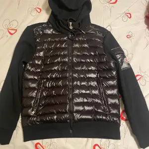 Bra material och skön o bära. Den liknar moncler tröjan men är inte det.