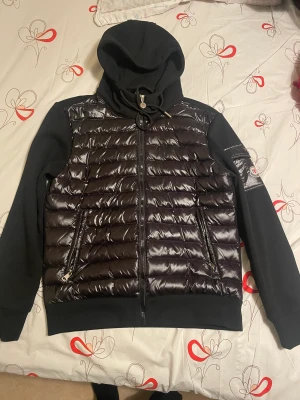 ”Moncler” Jacka - Bra material och skön o bära. Den liknar moncler tröjan men är inte det.