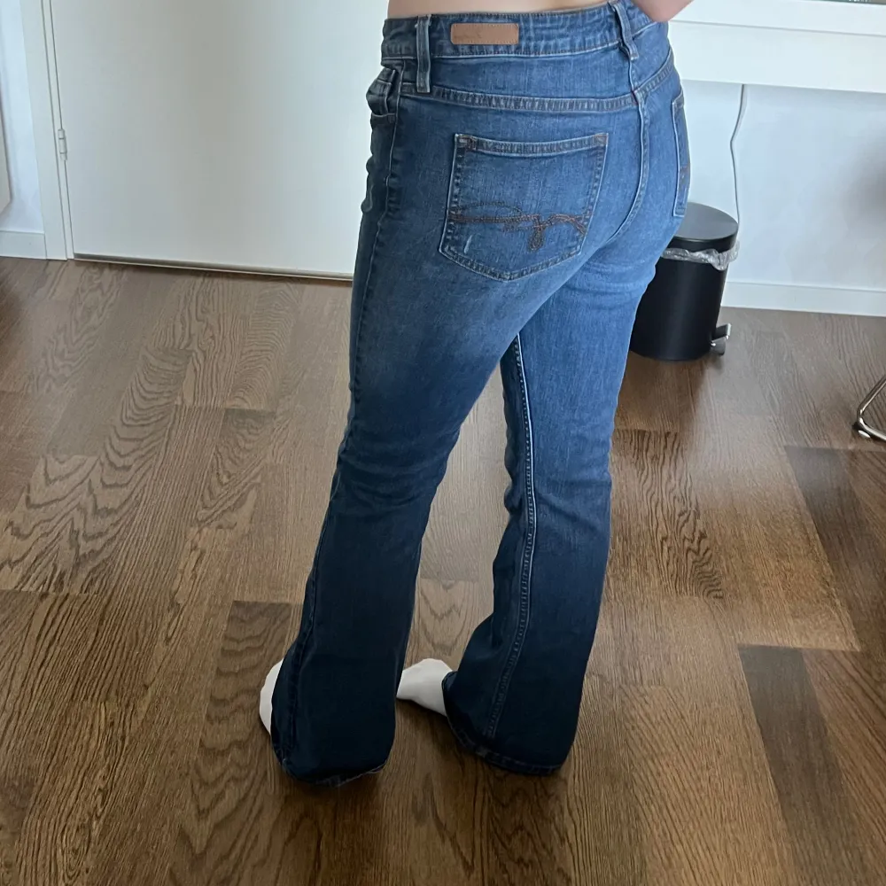 Bootcut jeans från F&F. Midjemått: 80 cm, stretch. Innerbenslängd: 75 cm. Modellen är 167 cm lång. Skriv privat för mer bilder och mått! 💕. Jeans & Byxor.