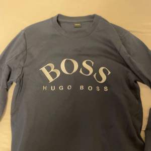 En oanvänd Hugo boss tröja säljs för en bra pris, fick den som present 