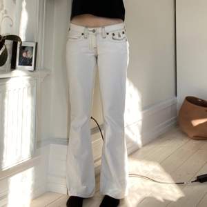 Super fina vita jeans i nyskick ytans någon ända märkning☺️ passar mig som vanligtvis bär 34 och är 168