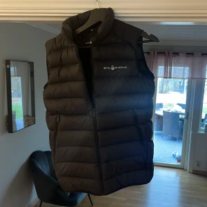 Sail racing väst  - Säljer nu min sail racing väst den är knappat använd skick 10/10