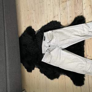 Ljusgråa Dondup jeans i väldigt bra skick. Nypris 4000kr säljs för bara 1199kr. Kan gå ner lite vid snabb affär.