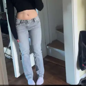 Lågmidjade raka jeans från pull&bear, sparsamt använda🩷