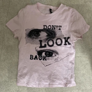 T-shirt - Tröja från H&M, andvänd få gånger. Säljer för jag inte andvänder längre Nypris 100kr