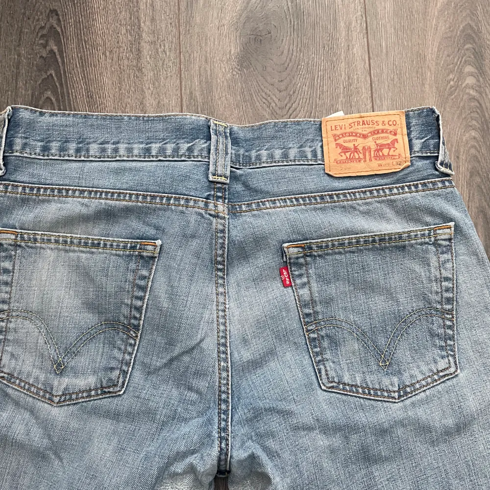 Säljer dessa skit snygga jeans, tyvärr är dem för små för mig och varit det från start så bara hunnit använda dem 1 gång. Byxorna ser ut som nya och bara andvänd. vid 1 tillfälle . Är 185 om man vill ha referens  W34 L32. Jeans & Byxor.