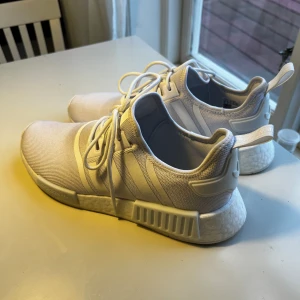 NMD Herr - Hej Har ett par helt nya (endast använda 10-20 min) NMD adidas skor storlek 44 2/3 då de var för stora för mig. 900:- och finns i Katrineholm 