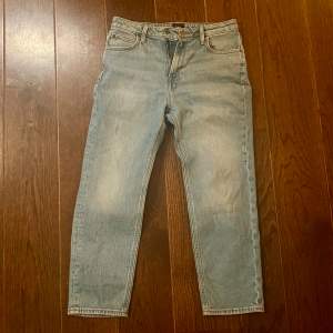 Ett par snygga ljusblå lee jeans straight fit Carol 29 31 