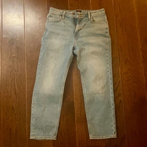 Lee jeans  - Ett par snygga ljusblå lee jeans straight fit Carol 29 31 