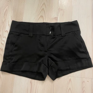 Satin Shorts - Så snygga men för små för mig