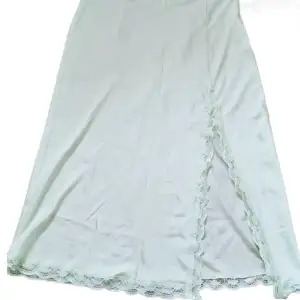 En kjol i silk tyg ifrån H&M 🫶🏼 Aldrig använd, storlek 36 (S). Se sista bilden för hur den på ett ungefär ser ut på 💓