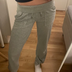 Säljer mina Juicy Couture byxor!💘 - Dom är i strl XXS men är uppsydda några centimeter. Skulle säga att dom skulle passat någon som är runt 152-160 ungefär!! Dom är använda några gånger men är i bra skick💞 