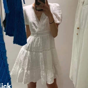 Zara klänning - Säljer superfin klänning från zara då den aldrig kommit till användning. Storlek S