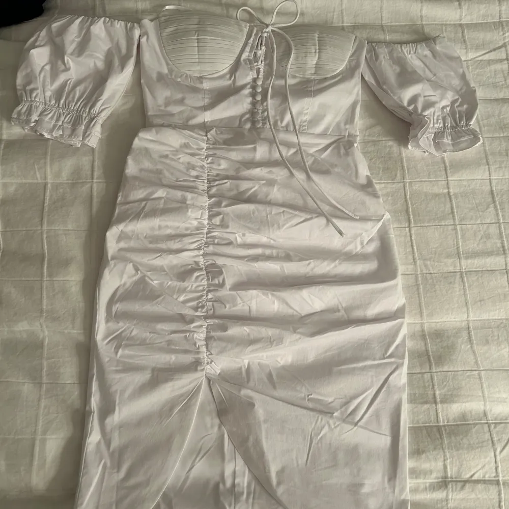 Snygg vit klänning i storlek xs som var köpt för stunden men ej passade i storlek, därmed nyskick.. Klänningar.