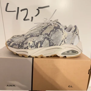 Nike Nocta Hot Step (Drake) - Sköna skor från Drakes collab med nike. Skorna är en imitation av ormskinn och är extremt sköna att ha på sig. Perfekt till ett par cargos eller oversize pants. Väldigt fint skick! Nypris: 2049 :-