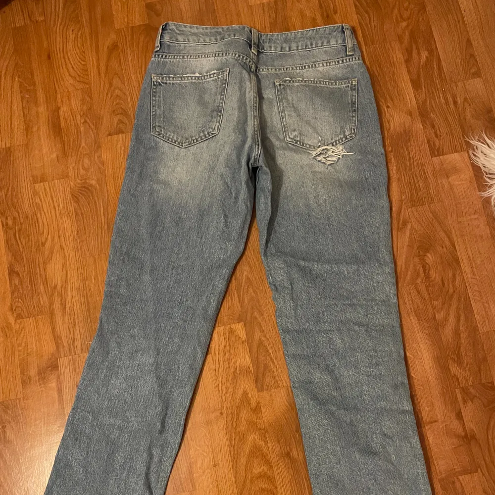 Blå lågmidjade jeans med lite slitningar, aldirg använda 🩷. Jeans & Byxor.