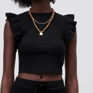 Topp ZARA - Svart topp från Zara, endast använd några gånger!🖤🖤