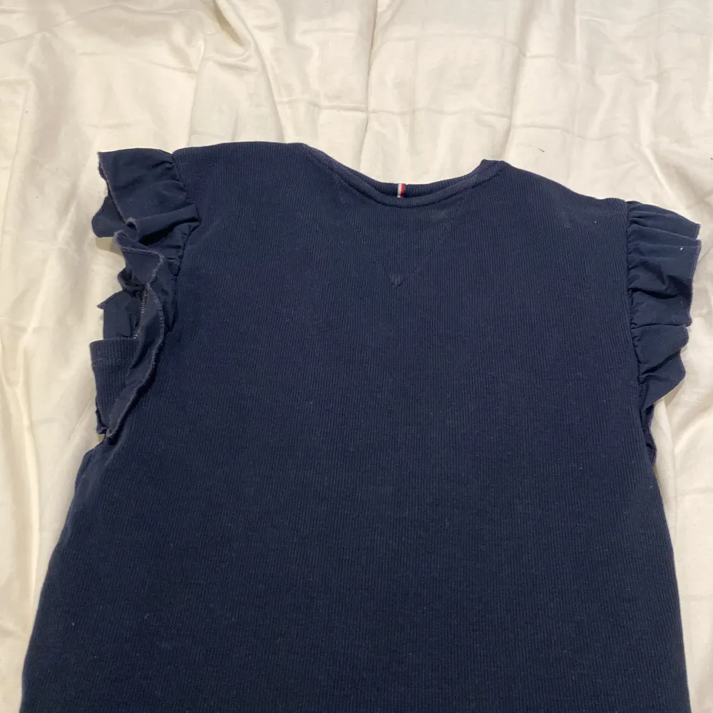 En tröja jag längre inte använder, jag har använt den ett par gånger och den är från Tommy Hilfiger och är i storlek 152💙. T-shirts.