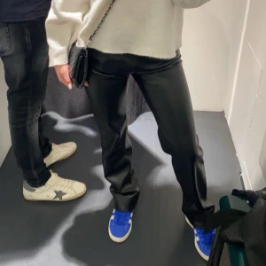 Skinnbyxor  - Säljer dessa skinnbyxor från BikBok i storlek 34💗