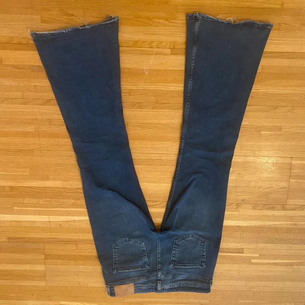 Lowrise flare byxor från Urban Outfitters. Storlek w28 l32, kan passa upp till w29 då de är stretchiga. Byxorna är klippta ner till och passar frf bra för mig som är 162cm. Pris kan diskuteras vid snabbköp😊✨.. Jeans & Byxor.