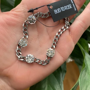 Armband stål/ kristaller  - Aldrig använt. Armband i rostfritt stål med 4 klara kristaller. Levereras i söt smyckespåse, fin present. Nickelfritt. Djur- och rökfritt hem. Kika gärna på mina andra annonser.