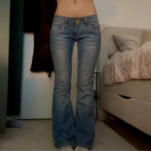 Säljer mina supersnygga lågmidjade jeans, då de tyvärr inte kommer till någon användning 💗 innerben är 84 cm och midjemått 40 cm💗