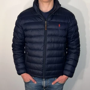 Polo Ralph Lauren Jacka - Klassisk dunjacka i nyskick. Storlek L. Jag är 191. Liten defekt på vänster arm (Bild 4)