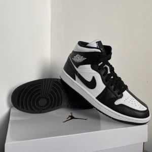 Jordan 1 Mid Invert Black White - Jordan 1 Mid Invert Black White Storlek: 40 Pris: 2250 (Kan diskuteras) Helt Nya med Box och Kvitto