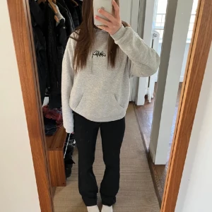 Svarta jeans - Säljer dessa byxor så de är för stora. Köpta på Plick men säljer då de inte passar