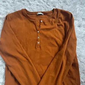 säljer denna ribbstickade tröjan ifrån zara, aldrig använd, inga defekter/fläckar, tror den är slutsåld, storlek L men skulle säga att den passar nog XS/S