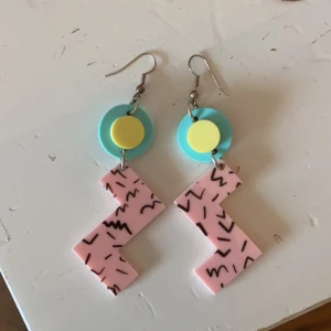 Örhängen  - 80-tals inspirerade örhängen, aldrig använda. Bra skick. 