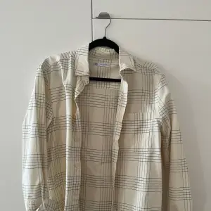 Äggskalsfärgad Rutig/ randig skjorta från Zara Använd en gång  Storlek S