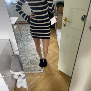 Stickad klänning  - Stickad klänning som knappt är använd. Ärmarna har en slits. Klänningen har inga defekter. Skriv för fler bilder och lägg gärna prisförslag. 