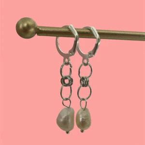 Raya earrings🐉 - Våra as balla Raya earrings i silver🐉 2st för 120kr, 1 för 65kr💍 Finns i både silver och guld💕