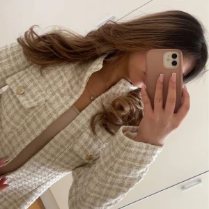 Kavaj / kofta  - Jätte jätte vacker och skön kavaj/ kofta från zara💗 användit bara 1 gång och i jätte fint skick och kvalite💗 Storlek S (kostade 700)