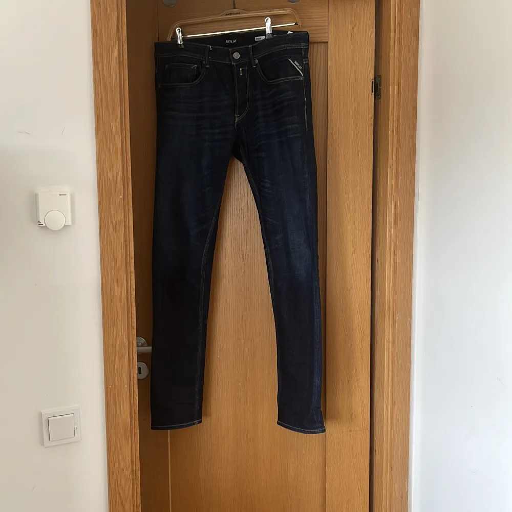 Hej Säljer dessa sjukt snygga Replay jeans i modellen Willbi 🙌🏻 Storlek 31 W 🌟 Skicka PM för eventuella frågor och bilder👌🏻 Skick 10/10 som nya, kom med bud!  - LavishThreads. Jeans & Byxor.
