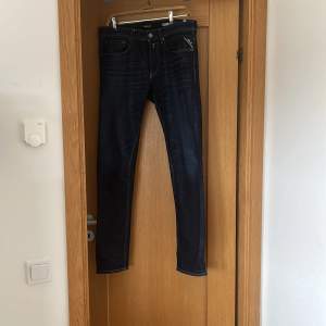 Hej Säljer dessa sjukt snygga Replay jeans i modellen Willbi 🙌🏻 Storlek 31 W 🌟 Skicka PM för eventuella frågor och bilder👌🏻 Skick 10/10 som nya, kom med bud!  - LavishThreads