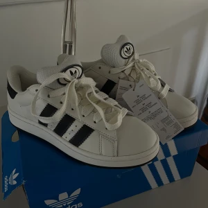 Adidas Campus 00s - Säljer nu mina fina Adidas Campus då jag köpte för stor storlek 🖤prislapp och box tillkommer!