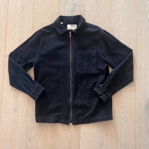 Select homme overshirt - Tja! Säljer nu denna sjukt feta overshirten med en najs krage till mycket bra pris💯.  Nypris 900kr, mitt pris 400kr. Skick 8/10. Tveka inte på att fråga ifall du har frågor🤗