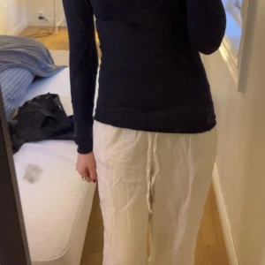 Linnebyxor  - Jättefina linnebyxor från bik bok. Köpta förra året och är i väldigt bra skick bara att dem är lite smutsiga längs ner vid benen men inget som inte går bort i tvätten 🤗. Skriv om ni har några frågor.💕köptes för 500kr säljs för 350kr 