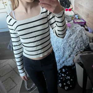 Fin långärmad tröja - Säljer denna långärmade tröjan för att jag typ aldrig har använt den💕 skriv innan ni köper