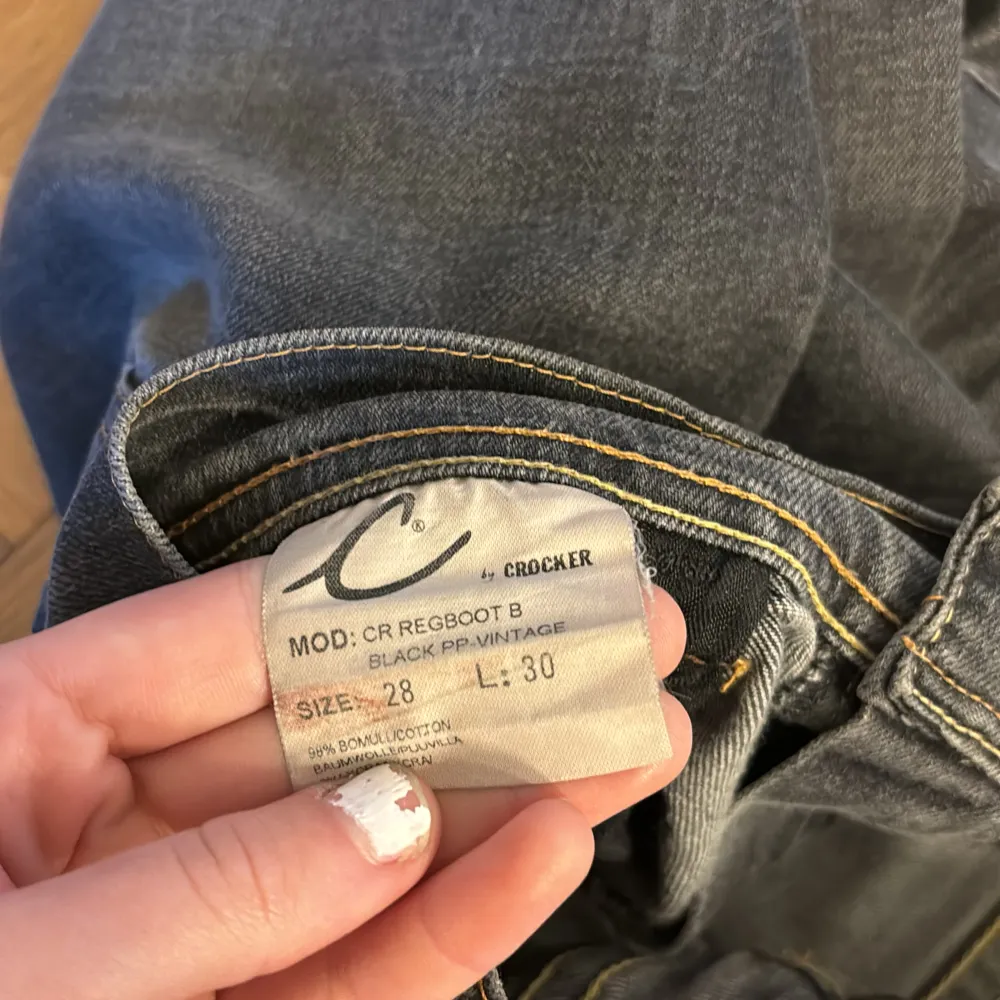 Säljer dessa jätte fina lowrise/lowaist bootcut jeansen i storlek 28, dom är begagnande men är i super bra skick och jätte sköna att ha på sig! Är osäker på midjemåttet.. men passar mig i längden jätte bra (är 160cm) Kontakta för frågor!. Jeans & Byxor.