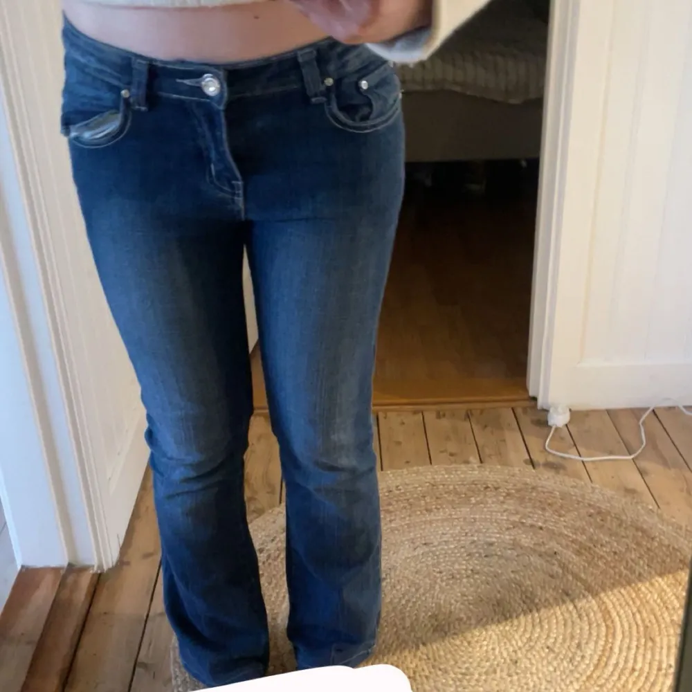 Hejj säljer mina super snygga jätte Lågmidjade jeans för att de inte kommer till användning längre det står ingen storlek i dem då de är vintage men skulle tippa på 36 och passar min som är 1,63 i längden 🙌🏼❤️. Jeans & Byxor.
