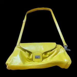 Stor och cool gul väska av norskt lyx märke☀️ Nypris ca 400kr