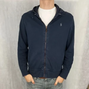 Ralph lauren cardigan - En Ralph lauren cardigan i toppskick. Riktigt snygg och inga defekter hör av er vid frågor.