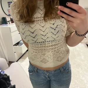 Zara topp - Säljer denna jätte fina sommar topp från Zara i strlk M. Men den är stretchig så passar även S. Lite mer Off-white i verkligheten 🩷🩷ENDAST 100kr. 👊